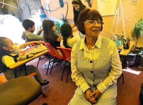 Maestra Maru, el 'ángel' que regulariza a niños de bajos recursos 