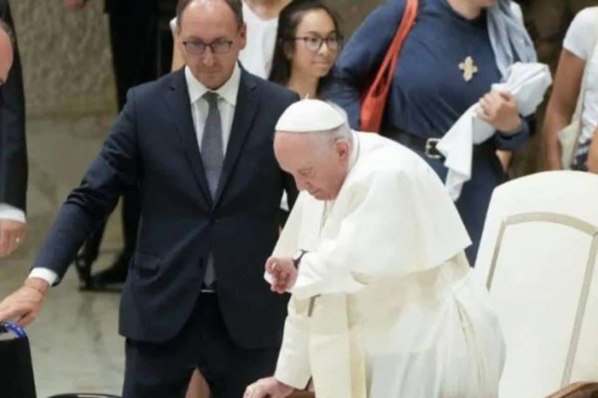 Massimiliano Strappetti auxilia al Papa Francisco durante la Audiencia General. Foto: Vatican Media.