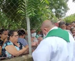 Bienaventurados si tienen hambre... En Nicaragua comulgan tras rejas