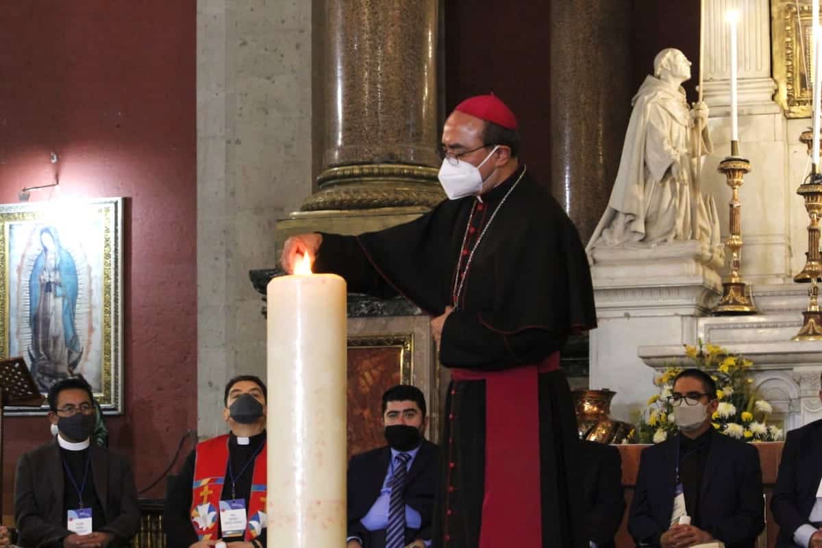 Monseñor Salvador González Morales en la Antigua Basílica de Guadalupe encendiendo un cirio por la paz
