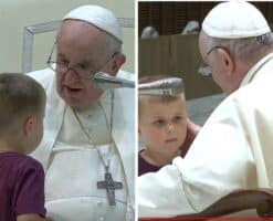 Un niño sorprende al Papa en la Audiencia General; "acompáñame"
