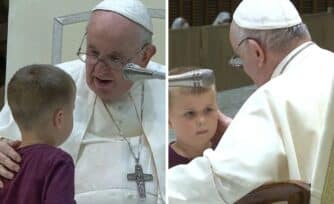 Un niño sorprende al Papa en la Audiencia General; "acompáñame"