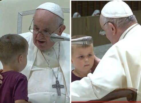 Un niño sorprende al Papa en la Audiencia General; "acompáñame"