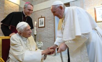 El Papa Benedicto XVI está muy enfermo, reporta el Papa Francisco