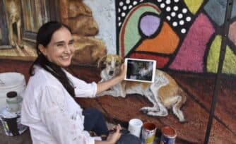 El perro callejero que forma parte del mural de una parroquia