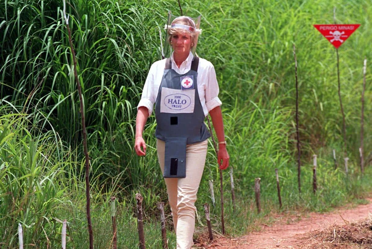 La princesa Diana durante su visita a Angola en 1997. Foto: Getty.
