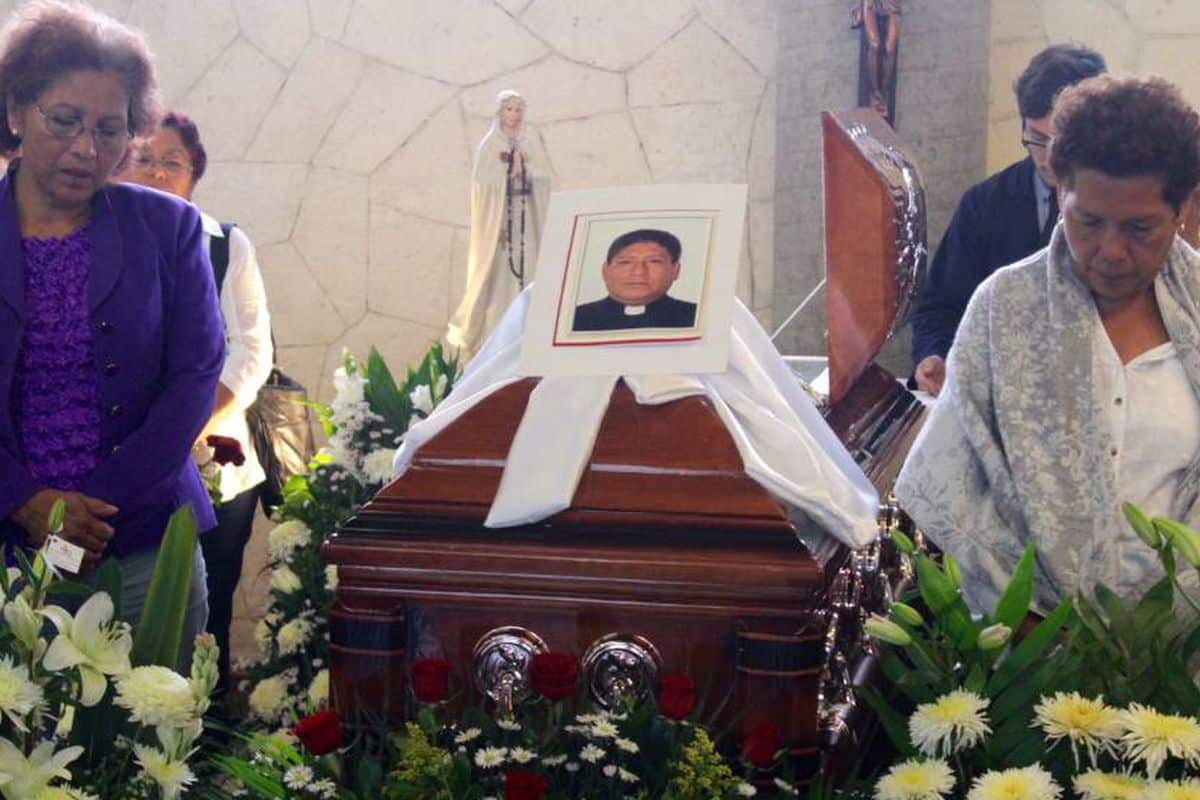 Fieles participan en el funeral de un sacerdote asesinado en México.