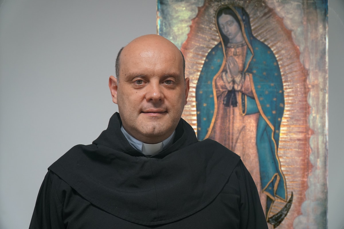 R.P. Francisco Javier Acero Pérez, obispo auxiliar de la Arquidiócesis de México, con la Virgen de Guadalupe / Fuente: Agustinos Recoletos