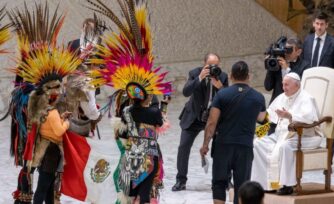 Bailaban en la Plaza de San Pedro cuando el Papa les dio una sorpresa