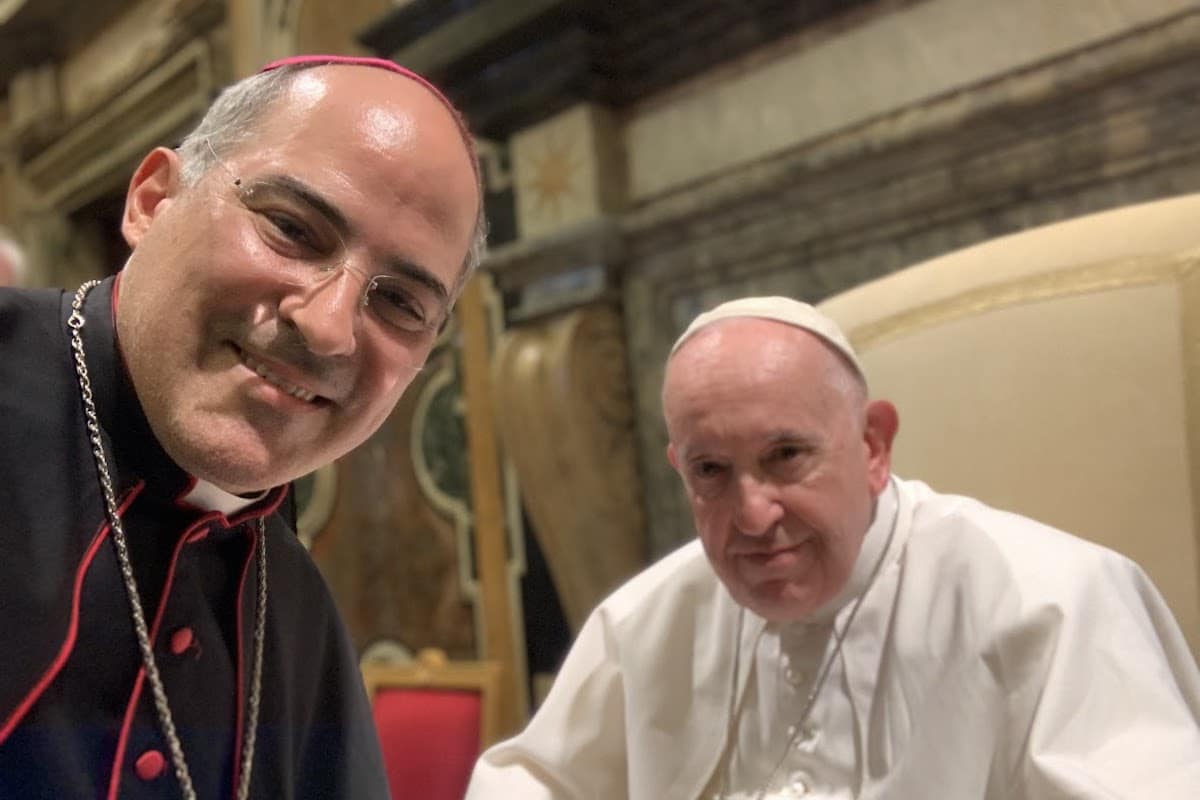 El obispo Héctor Mario Pérez Villarreal con el Papa Francisco en el Vaticano