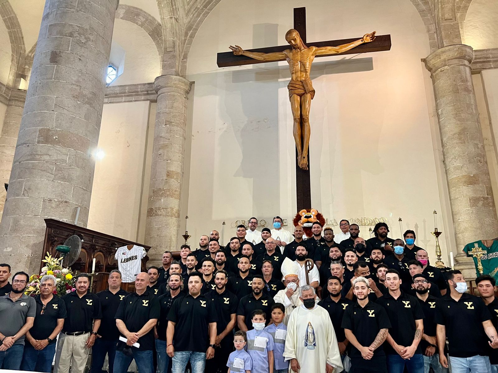 Los Leones de Yucatán, con sus capellanes y el Arzobispo Gustavo Rodríguez. Foto: Cortesía.