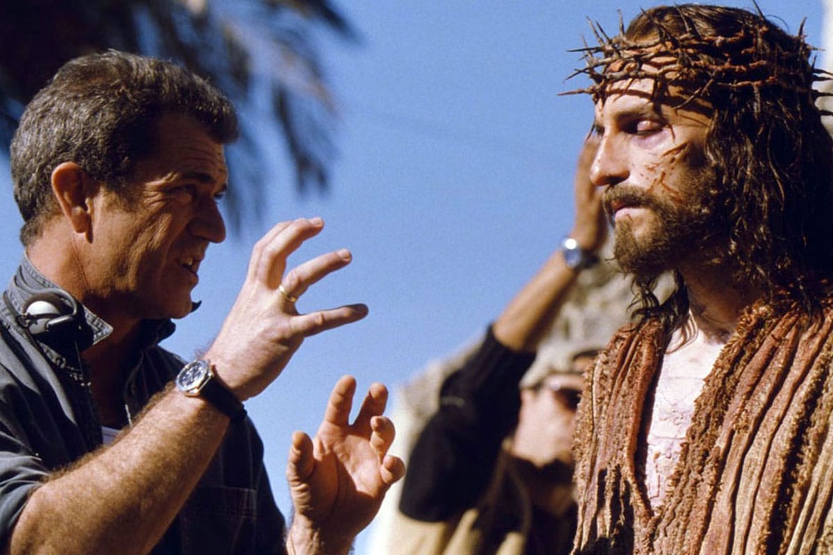 Mel Gibson y Jim Caviezel durante la filmación de la película La Pasión de Cristo / Foto: Especial