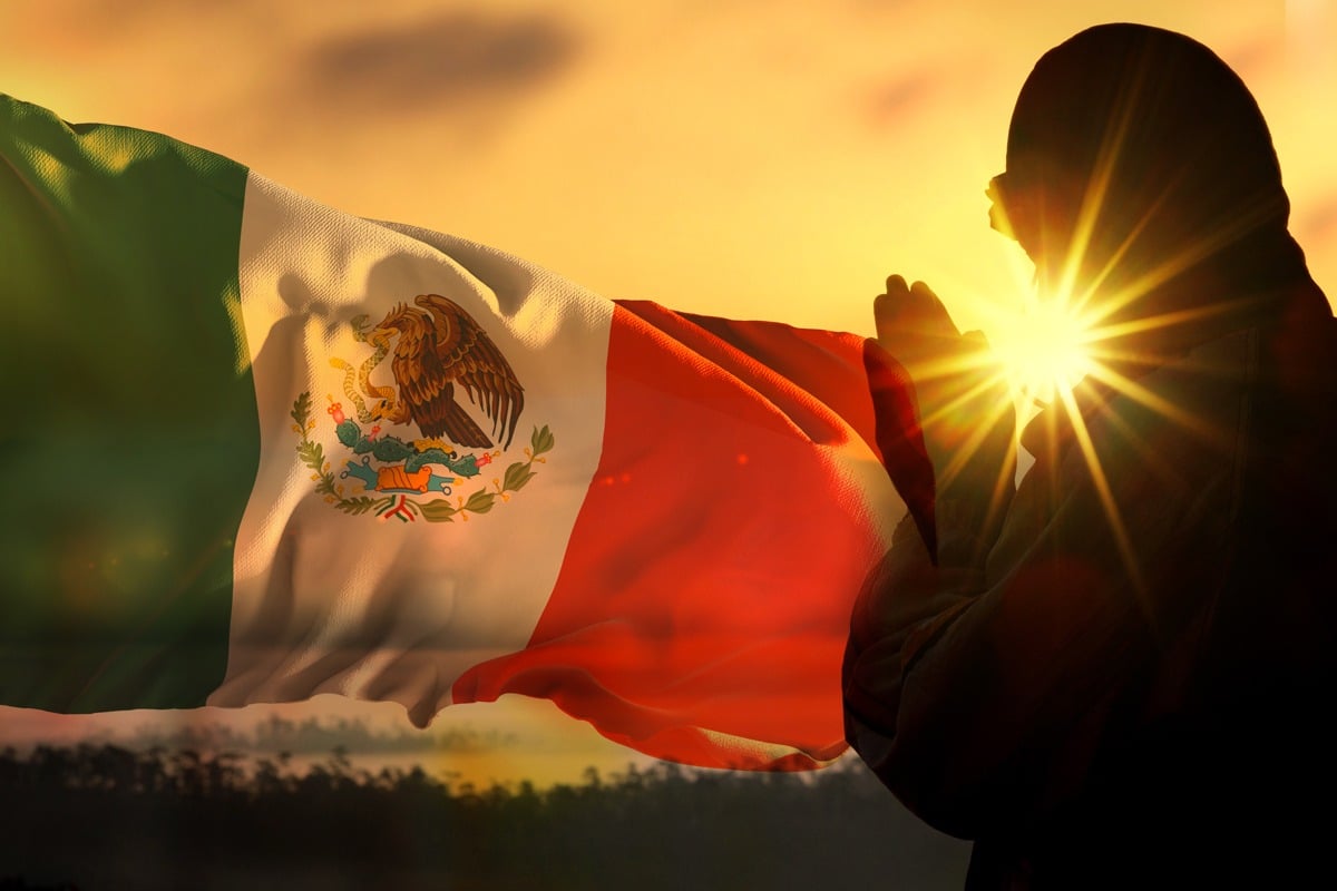 Bandera de México con una persona orando