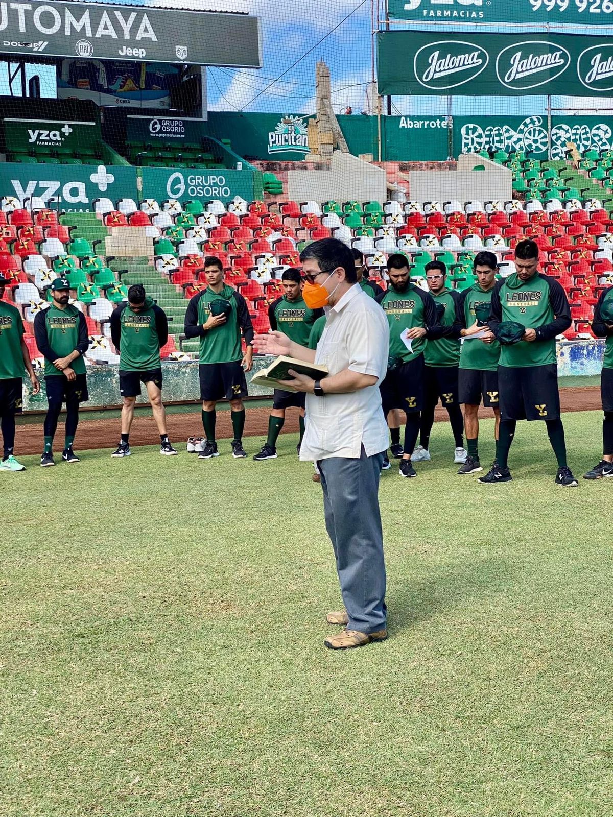 El padre Jorge Rodríguez, uno de los capellanes, en oración con el equipo. Foto: Cortesía.