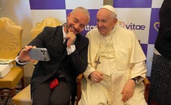 La promesa que J Balvin le hizo al Papa antes de la selfie