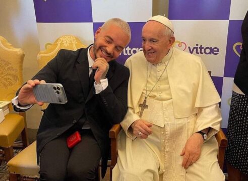 La promesa que J Balvin le hizo al Papa antes de la selfie