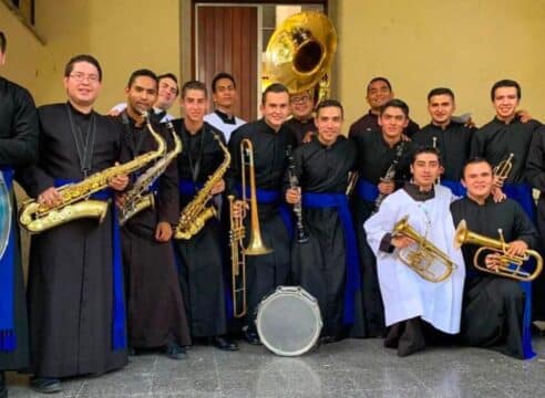 VIDEO: seminaristas se hacen virales en TikTok por tocar banda como los grandes