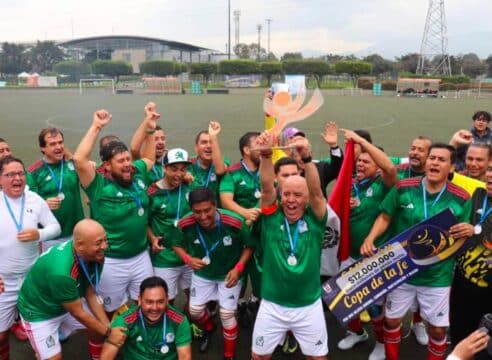Sacerdotes de México y Colombia disputan una final épica de futbol