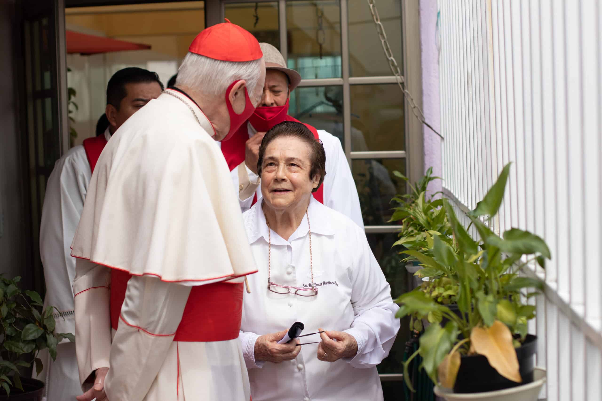 Cardenal Carlos Aguiar y madres dominicas