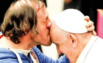 La hermosa historia del hombre que besó la frente del Papa Francisco