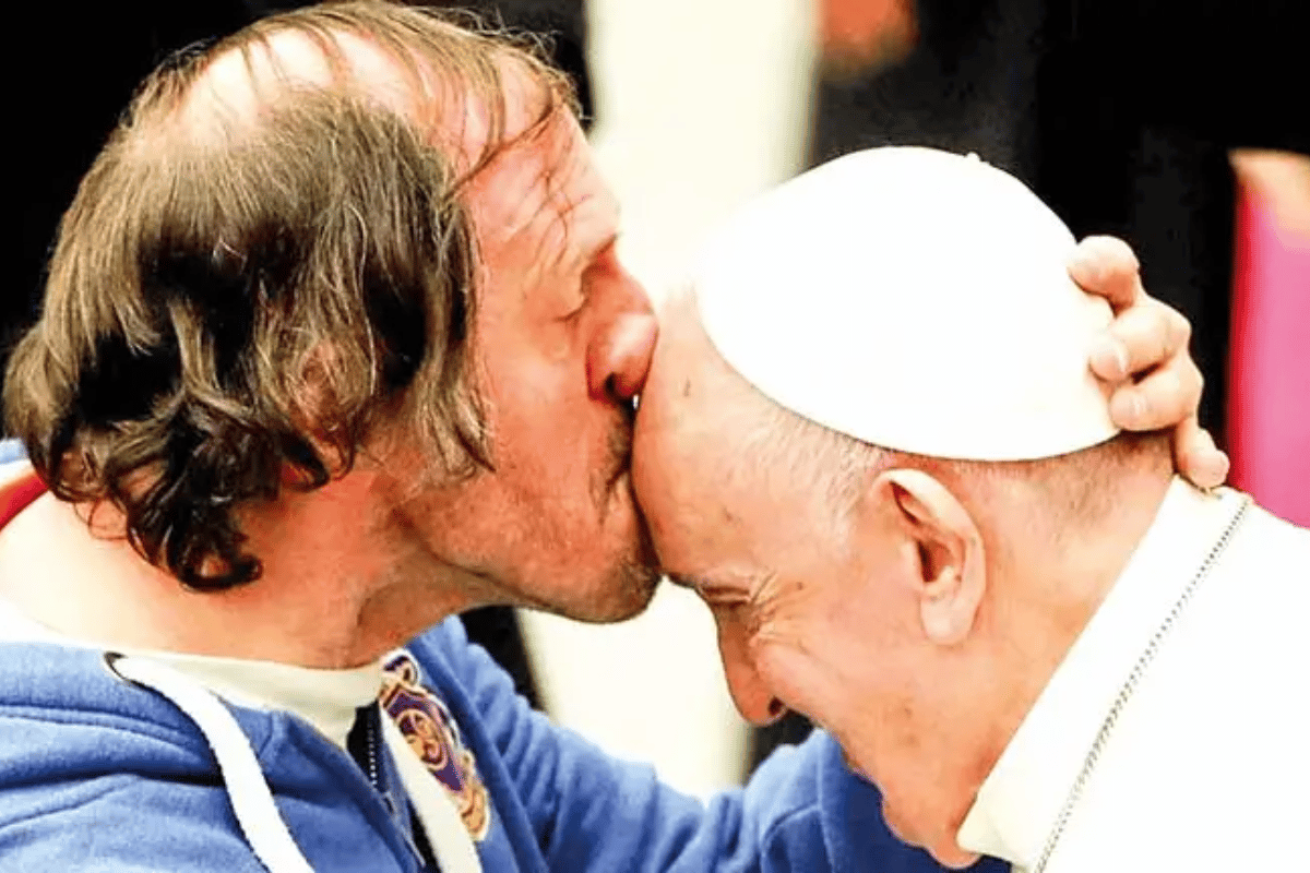 Hombre besa la frente del Papa Francisco