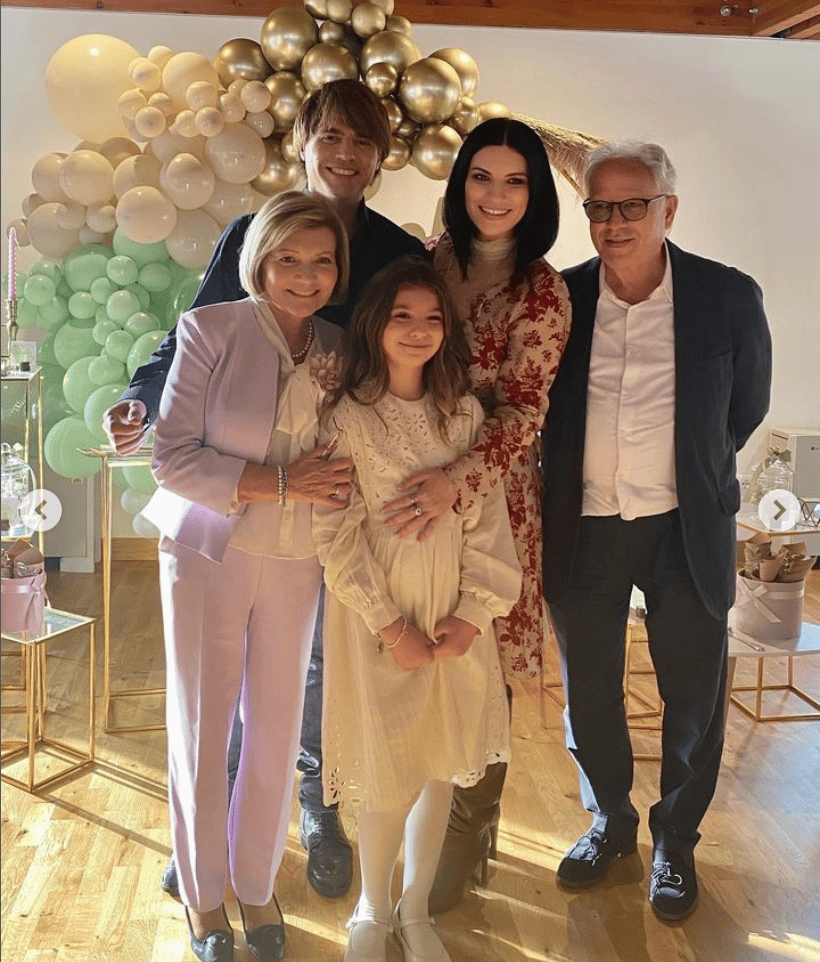 Laura Pausini celebrando la Primera Comunión de su hija Paola / Foto: Instagram @laurapausini