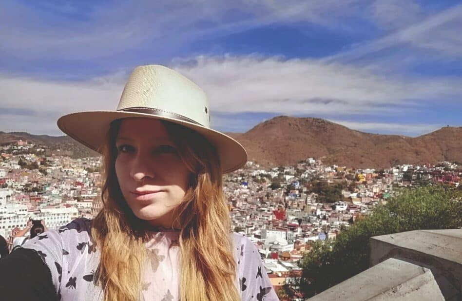 Ex posesa: 'la voz ordenaba que me golpearan y amanecía con moretones'