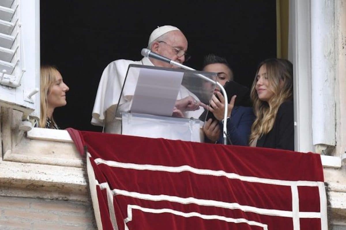 El Papa Francisco se inscribió a través de una tableta a la JMJ 2023 en Lisboa, Portugal.