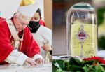 Obispo coloca una reliquia de un santo en el altar durante su consagración, siguiendo la tradición de la Iglesia Católica de venerar las reliquias en los altares.