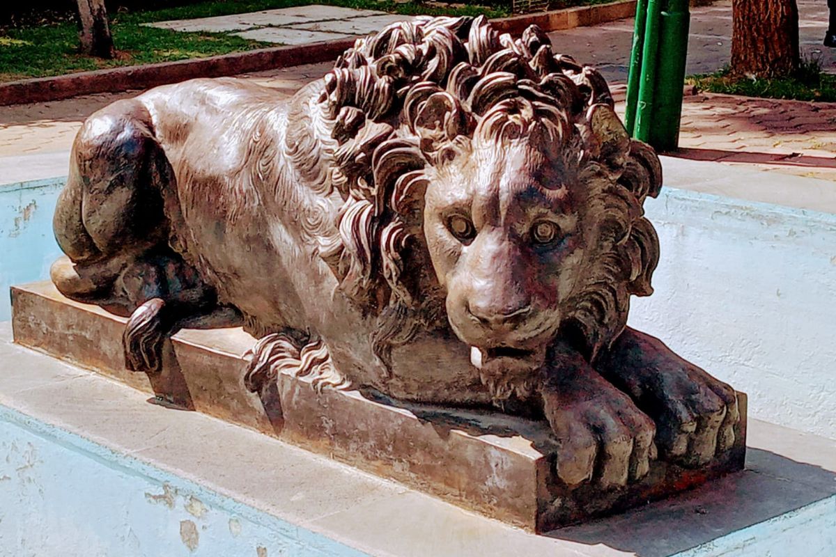Uno de los leones está vigilante y representa la fortaleza de la fe.