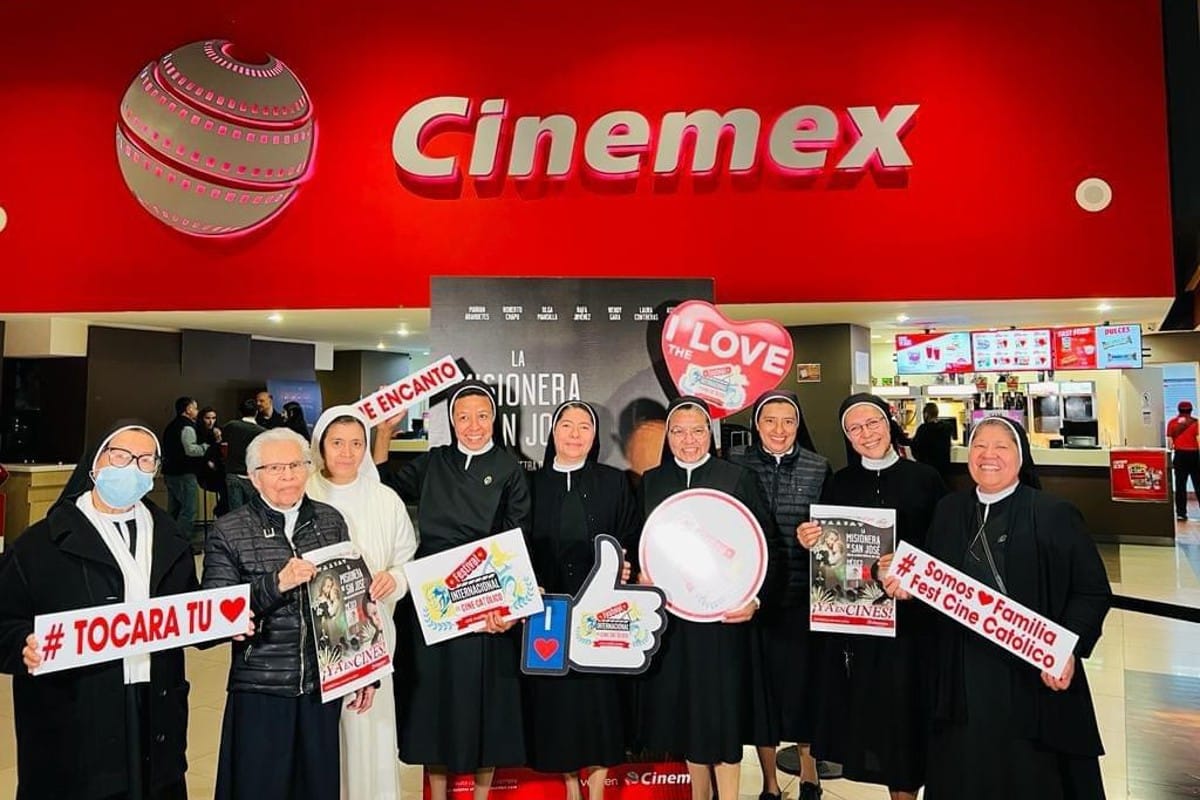 Las madres de los desamparados en el estreno de la película "La misionera de San José".