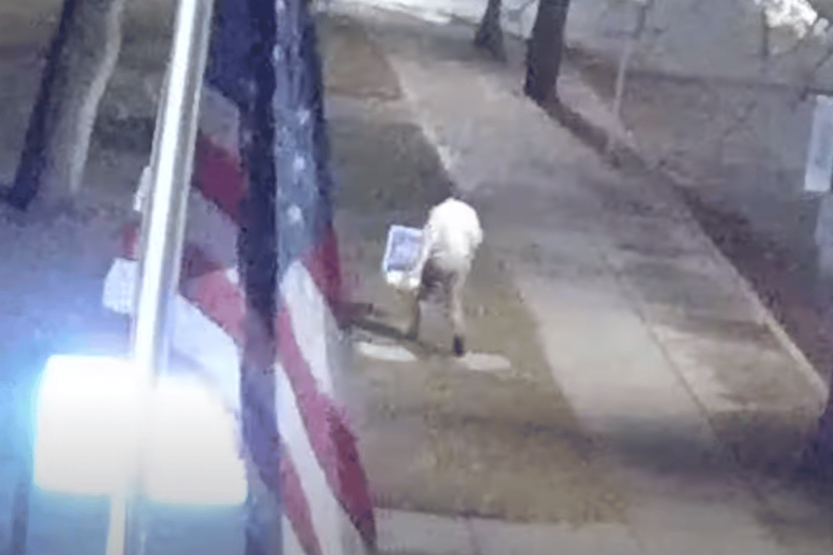 Un hombre golpea un cartel provida y sucede algo increíble / Foto: screenshot de video