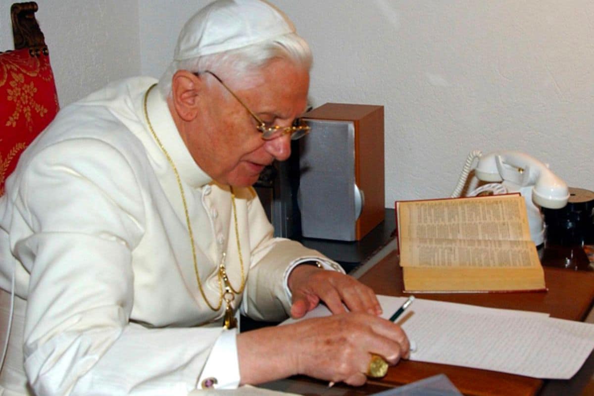 Benedicto XVI en su estudio. Foto: ANSA.