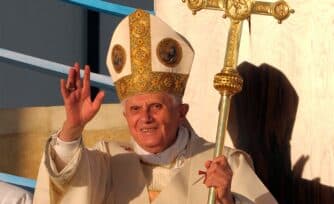 Benedicto XVI: humilde como hombre, grande como Papa