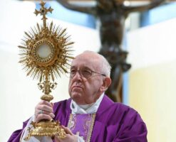 El Papa a sacerdotes: no sean maleducados con Jesús-Eucaristía ¡Salúdenlo!