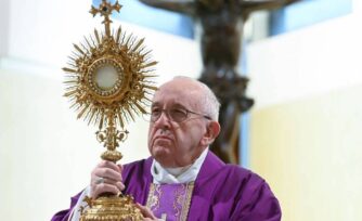 El Papa a sacerdotes: no sean maleducados con Jesús-Eucaristía ¡Salúdenlo!