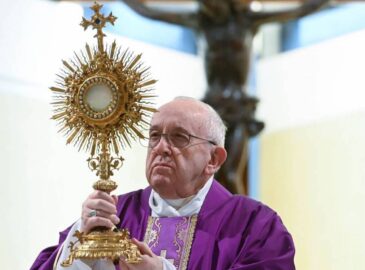 El Papa a sacerdotes: no sean maleducados con Jesús-Eucaristía ¡Salúdenlo!
