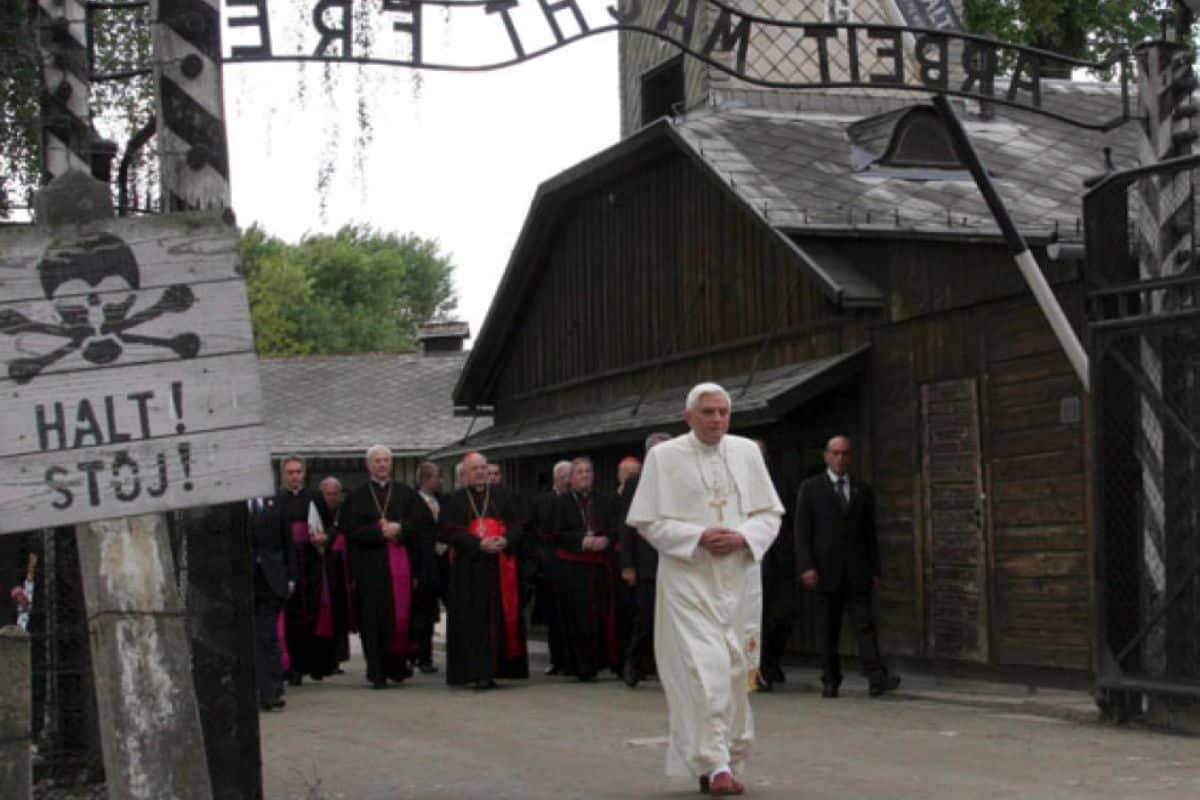 El Papa Benedicto en Auschwitz. Foto: EFE.
