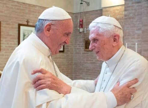 Agradecemos a Dios por darnos a Benedicto XVI: Papa Francisco