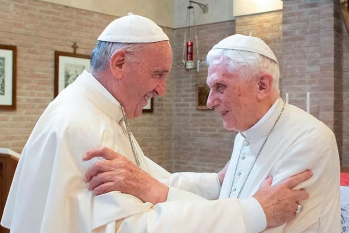 El Papa Benedicto XVI con el Papa Francisco.