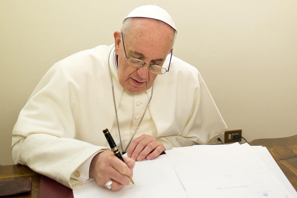 El Papa Francisco escribiendo una carta / Foto: Especial