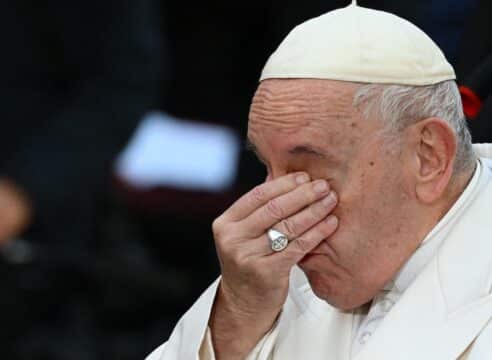 El Papa llega con las 'manos vacías' ante la Inmaculada y rompe en llanto