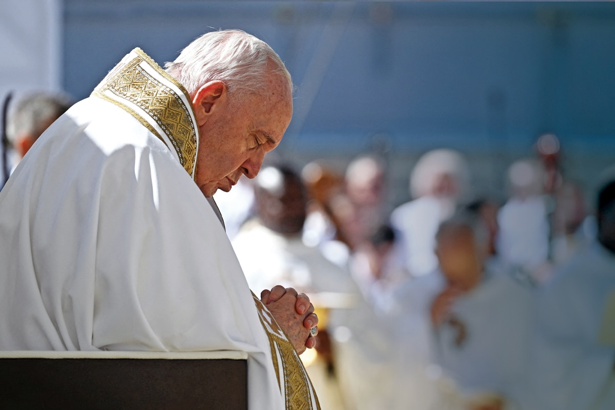 El Papa Francisco orando / Foto: Especial