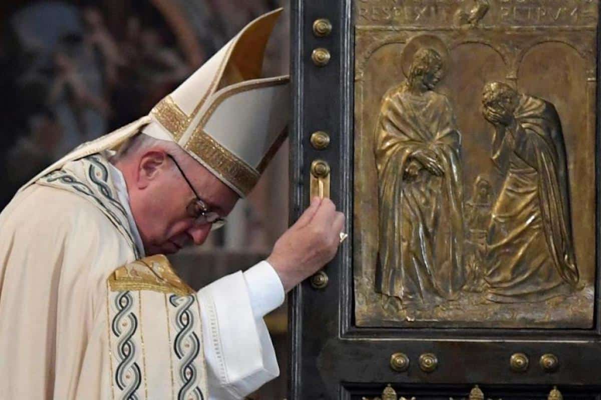 Papa Francisco abriendo la puerta Santa en la Basílica de San Pedro / Foto: Vatican Media
