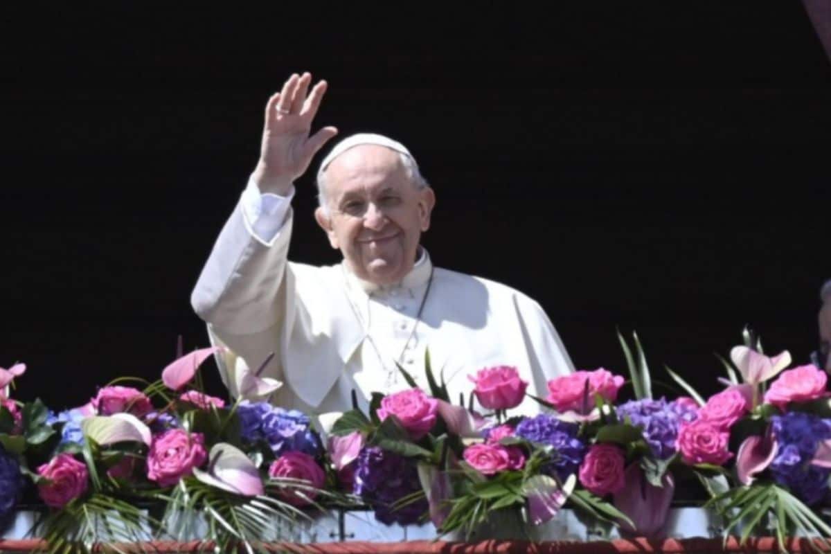 El Papa Francisco durante la impartición de la bendición 'Urbi et Orbi'. Foto: Especial.