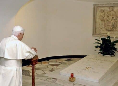 Cuando Benedicto XVI oró frente a la que sería su última morada