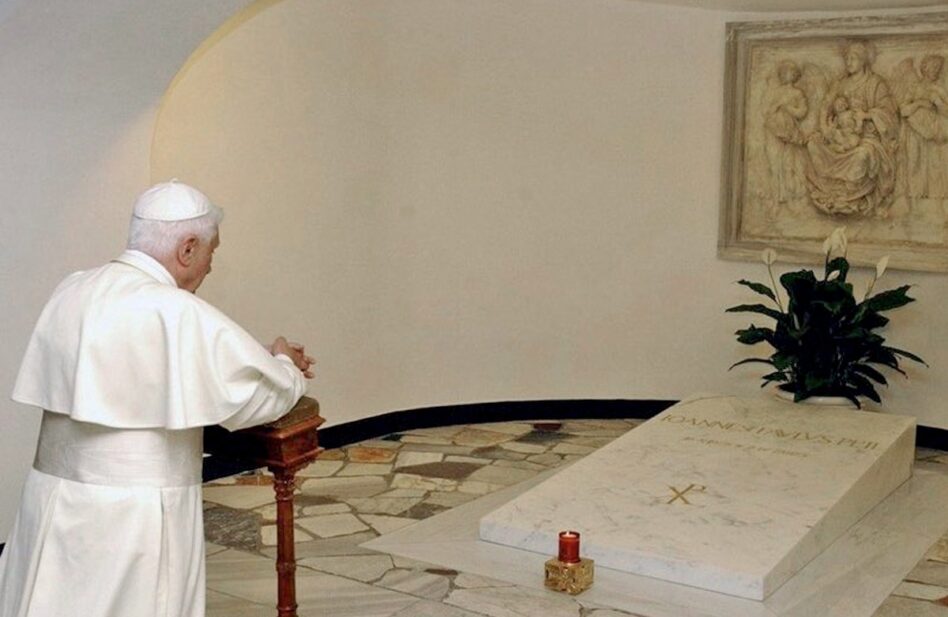 Cuando Benedicto XVI oró frente a la que sería su última morada
