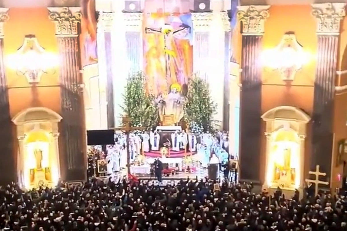 Miles de hombres le cantan a la Virgen María en Polonia