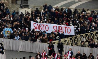 ¿Por qué en el funeral de Benedicto XVI la gente mostró estas pancartas?