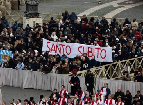 ¿Por qué en el funeral de Benedicto XVI la gente mostró estas pancartas?